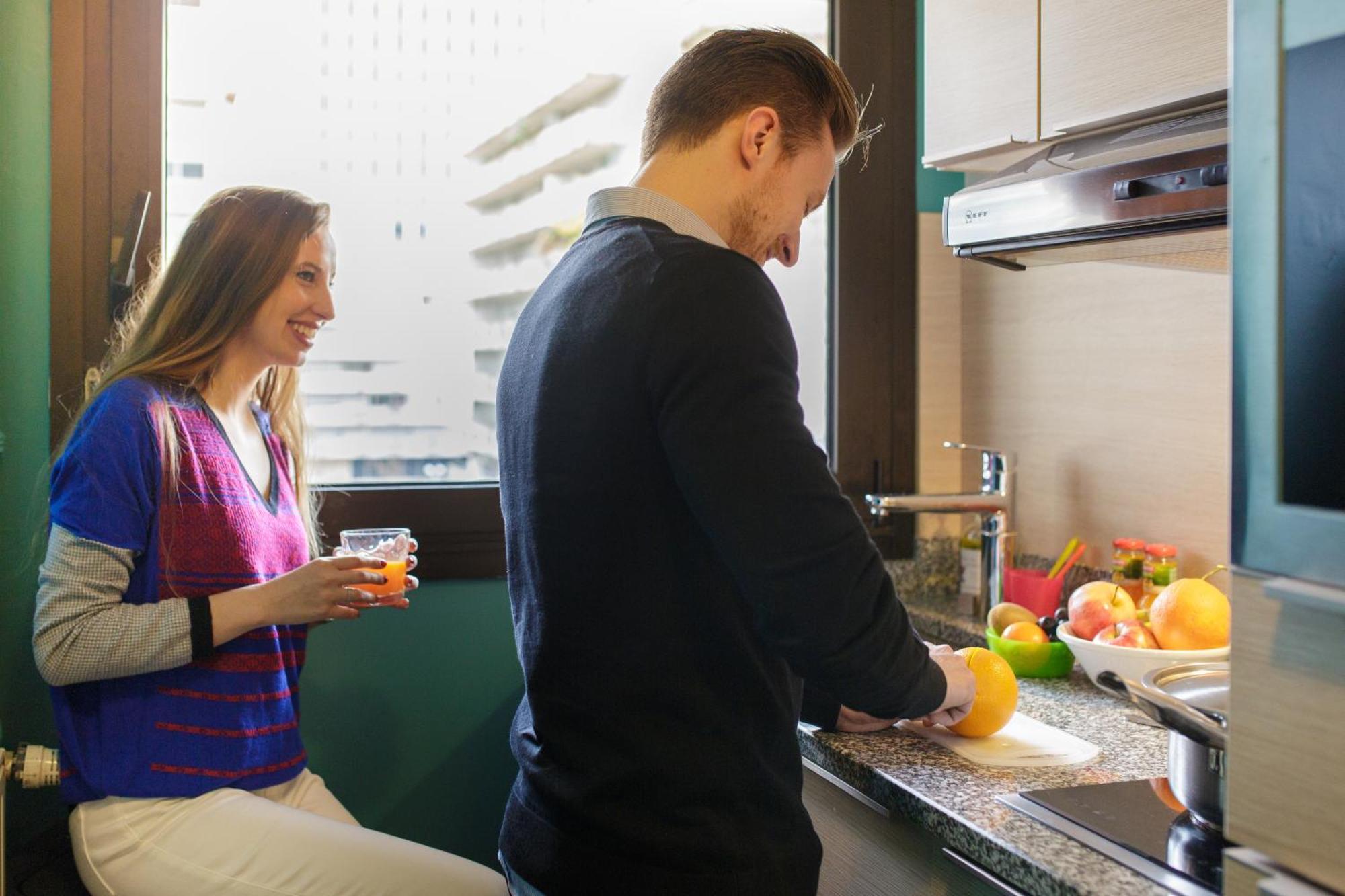 Fraser Suites Paris La Defense Courbevoie Eksteriør bilde A couple cooking together